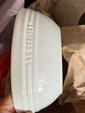 Le Creuset Cream and White Stoneware Dish new 1.5 qt